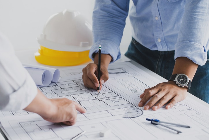Architecte étudiant un plan architectural